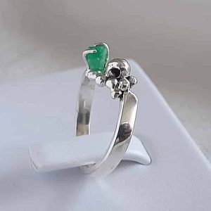 Anillo-plata-950-esmeralda-en-bruto-thojo-joyeria-001 » Marketplace Colombia