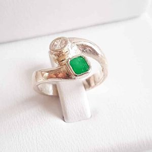 Anillo-en-plata-950-con-esmeralda-040ct-con-circon-thojo-joyerias-001 » Marketplace Colombia