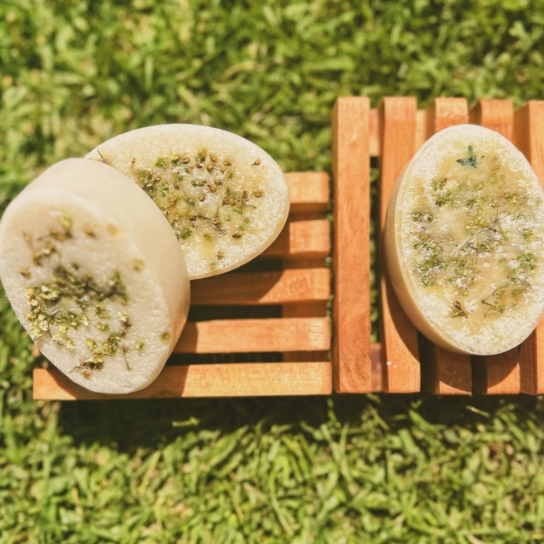 Jabones-a-Base-de-Avena-con-Flores-de-Manzanilla-y-Sauco-Vida-Cosmetica-00