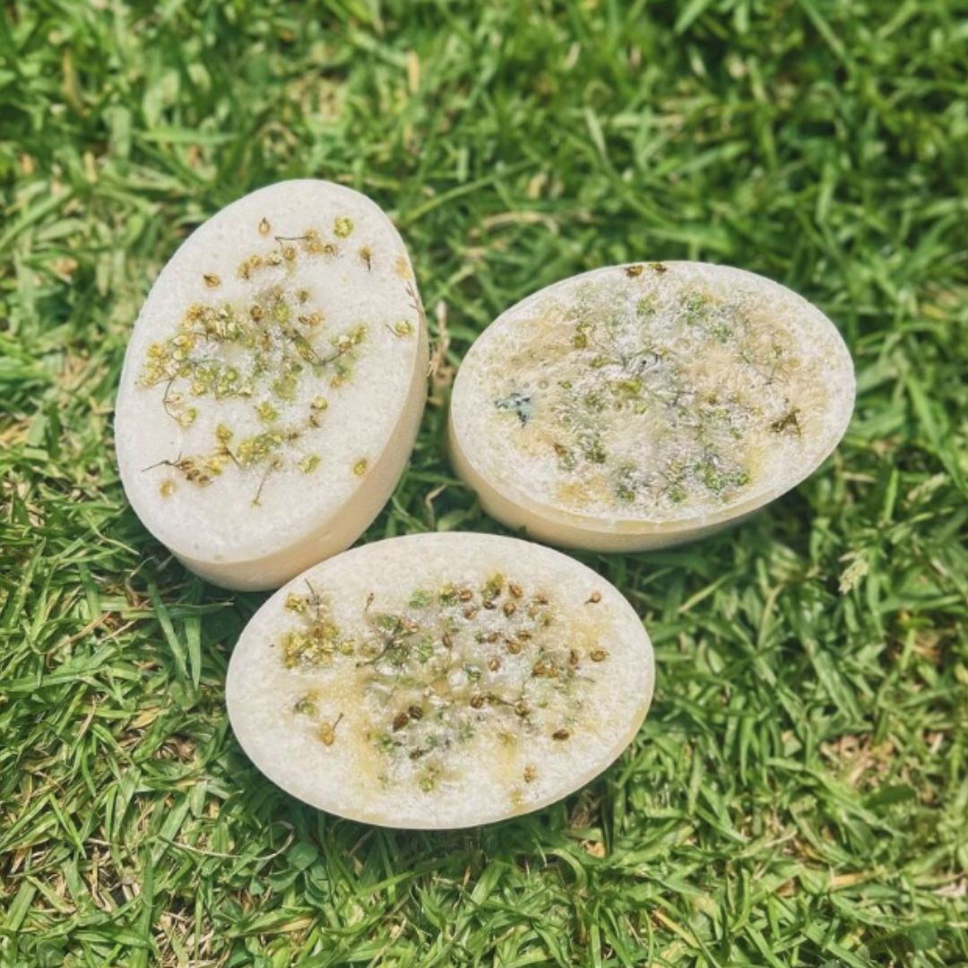 Jabones-a-Base-de-Avena-con-Flores-de-Manzanilla-y-Sauco-Vida-Cosmetica-01