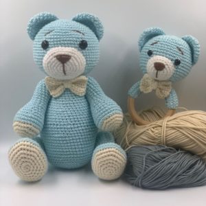 Kit-osito-azul-y-sonajero-sisters-dreams-amigurumis-01 » Marketplace Colombia