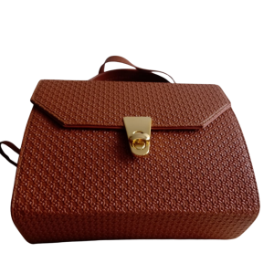 Bolso-de-mano-grabado-con-herraje-y-cadena-almarketchic-02 » Marketplace Colombia