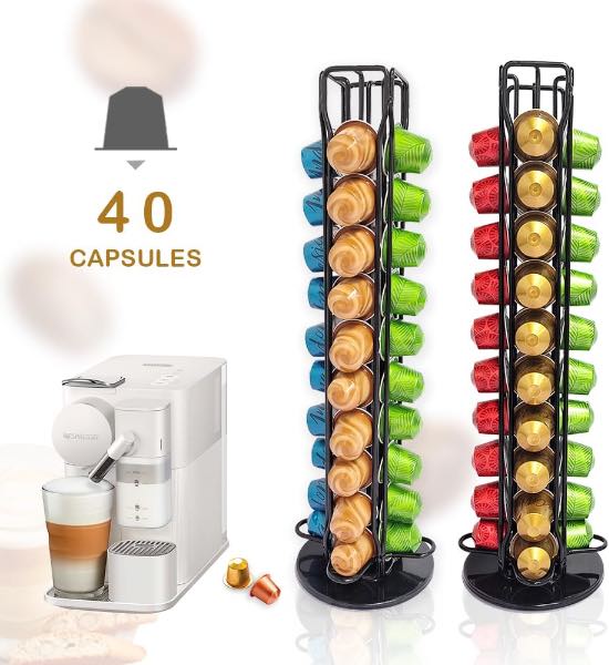 19a3b3b632d-electrohogarcyc-8xl9709tbup-3sl6hxay9v » Marketplace Colombia Espresso Coffee Machine Beside Two Vertical Capsule Racks Filled with Colorful Pods; Text Reads 40 Capsules.
